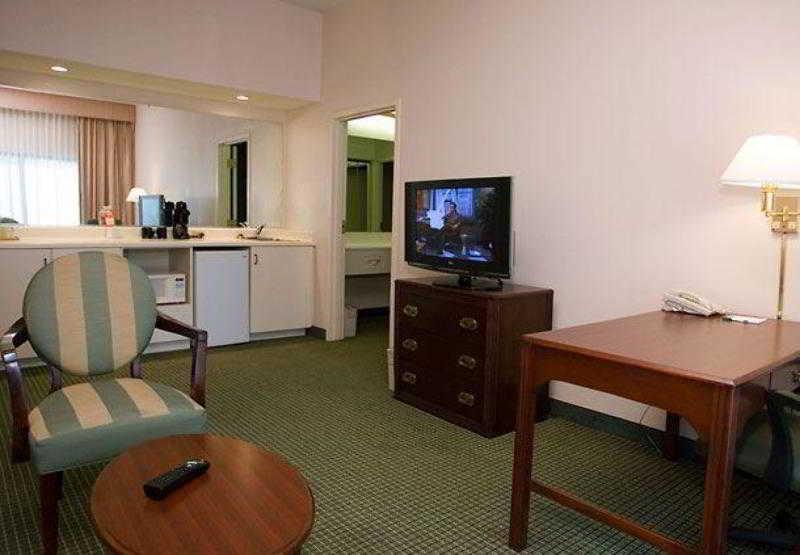 Courtyard Lafayette Airport Hotel Quarto foto